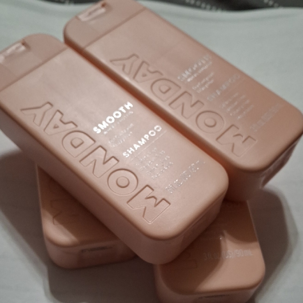 Monday Shampoo - LOT OF 4 Especially Formulated For Frizzy Hair